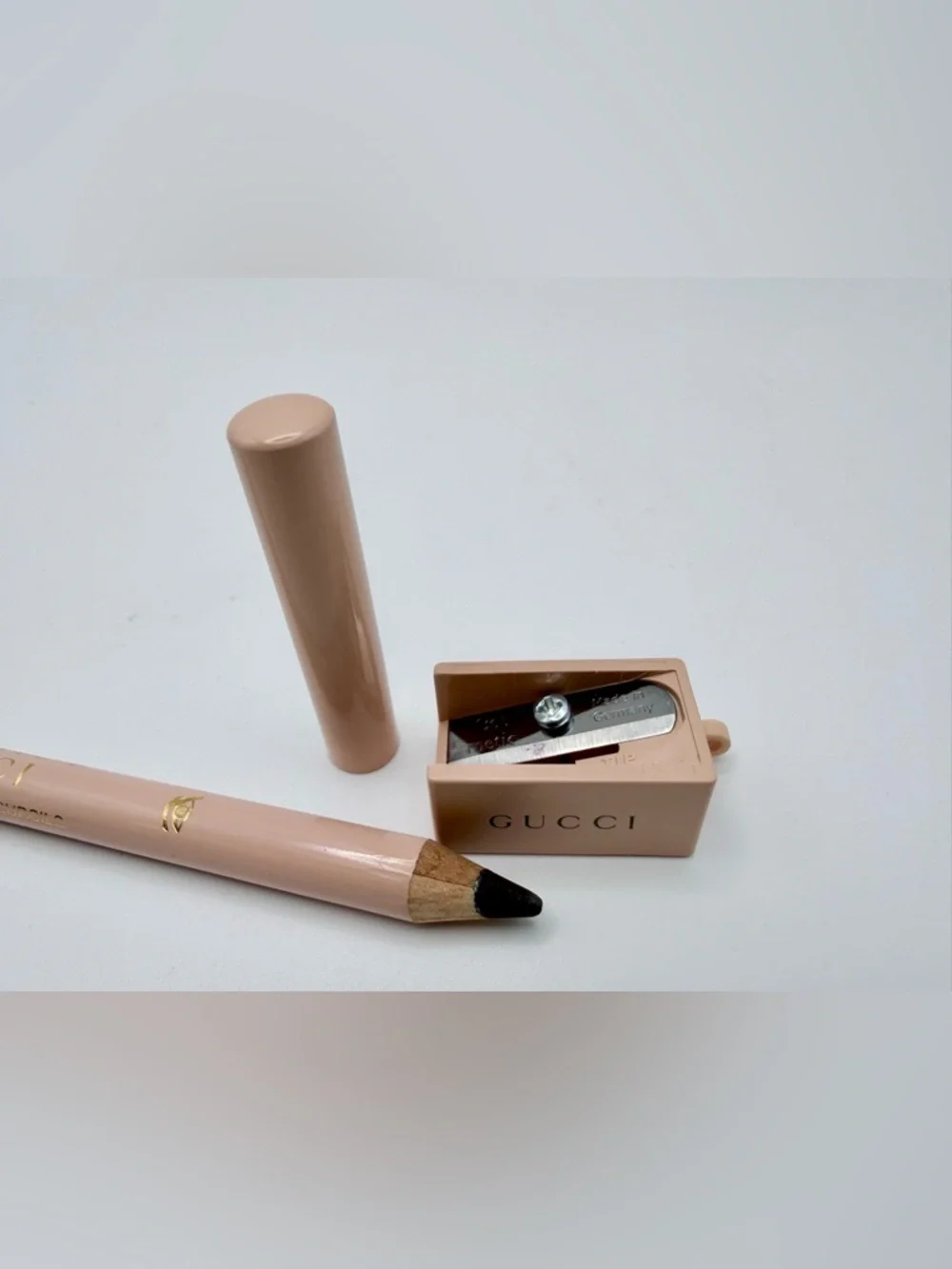 Gucci Crayon Définition Sourcils eyebrow pencil in shade: 03 + Gucci sharpener